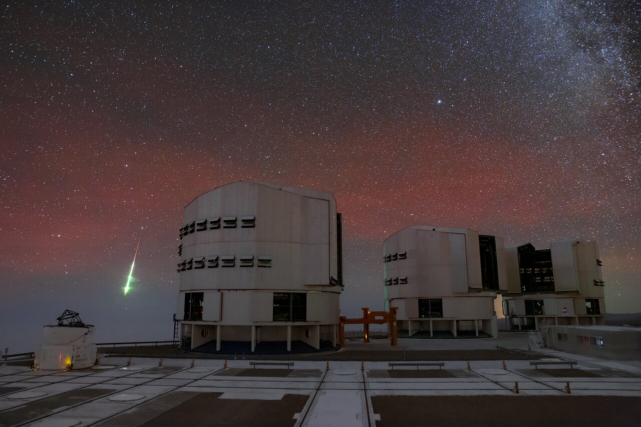 Paranal telescopes & meteor